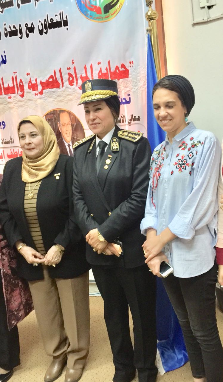 الشرطة النسائية تشرح كيفية حماية المرأة واليات التمكين بجامعة قناة السويس (8)