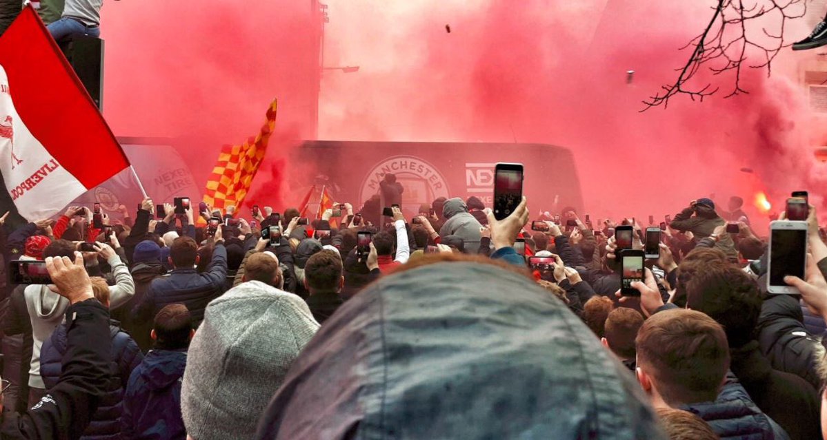 جماهير ليفربول تحاصر أتوبيس مانشستر سيتي