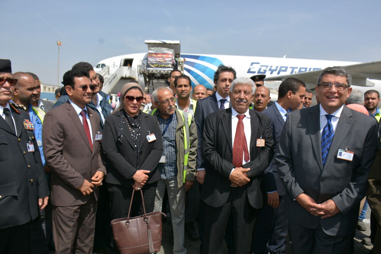 السفير اليمنى ووزير الصحة خلال تسليم الشحنة