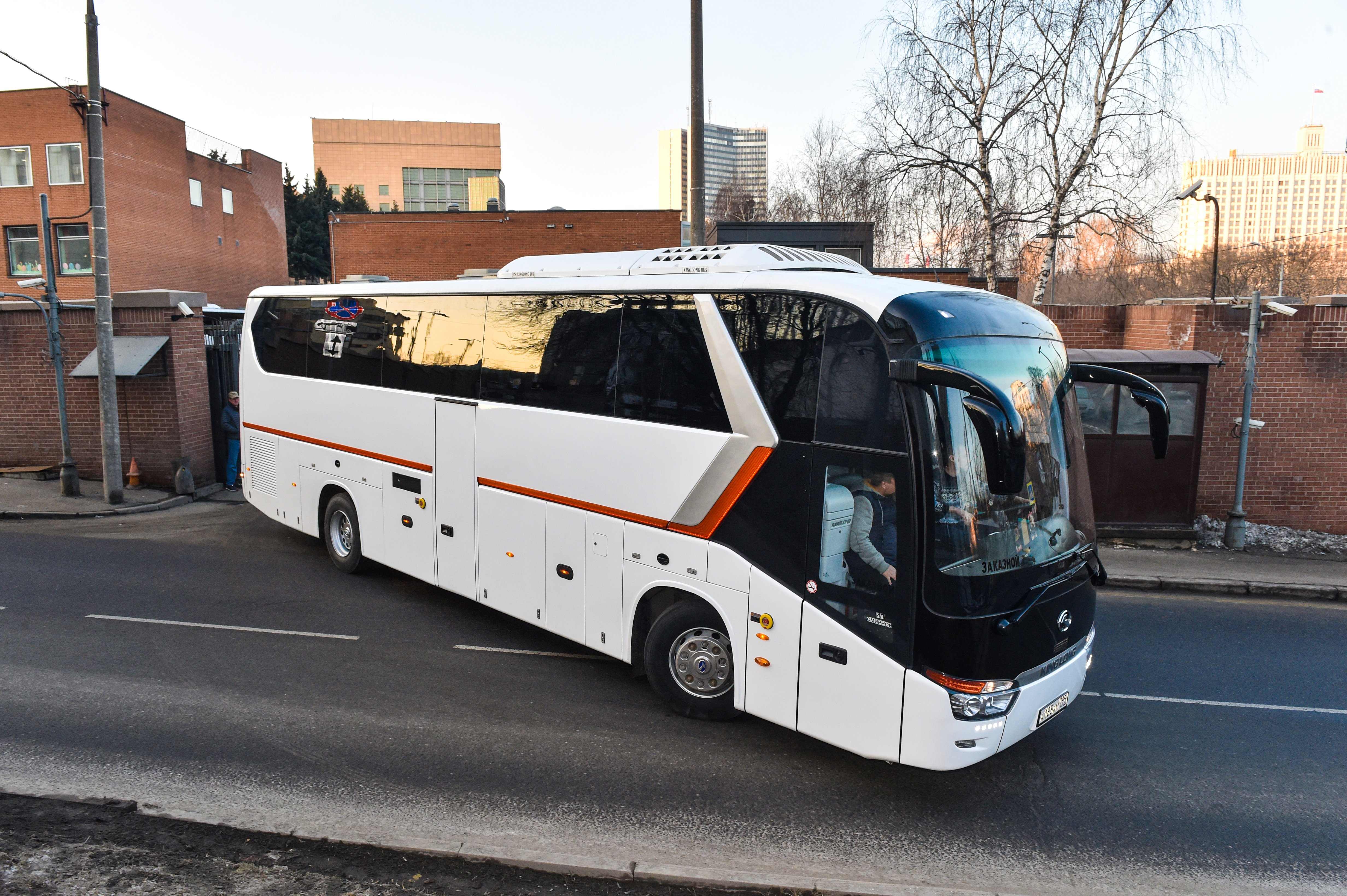 حافلة تقل الدبلوماسيين لمغادرة موسكو