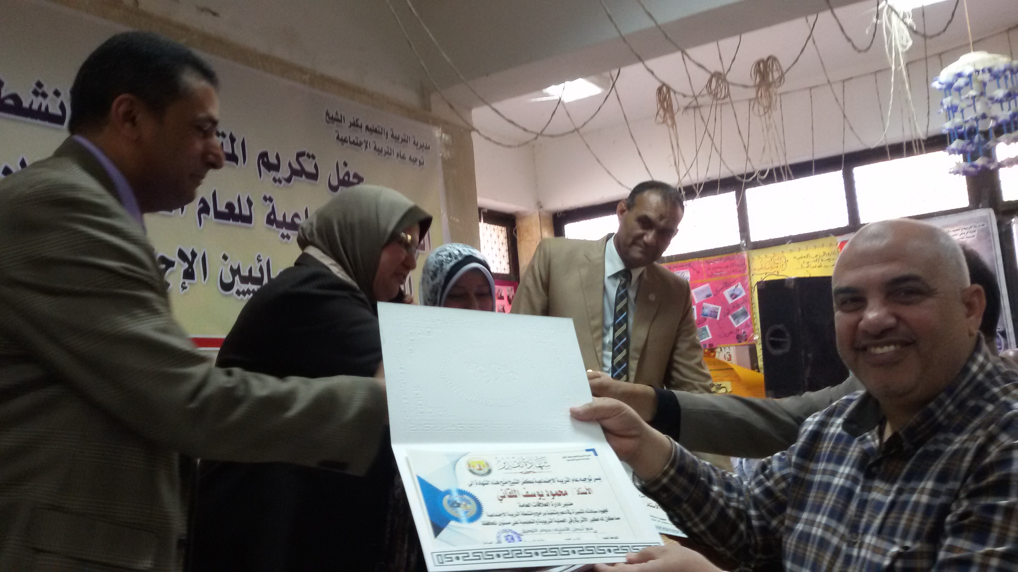 6- تكريم مدير العلاقات العامة 6- تكريم مدير العلاقات العامة