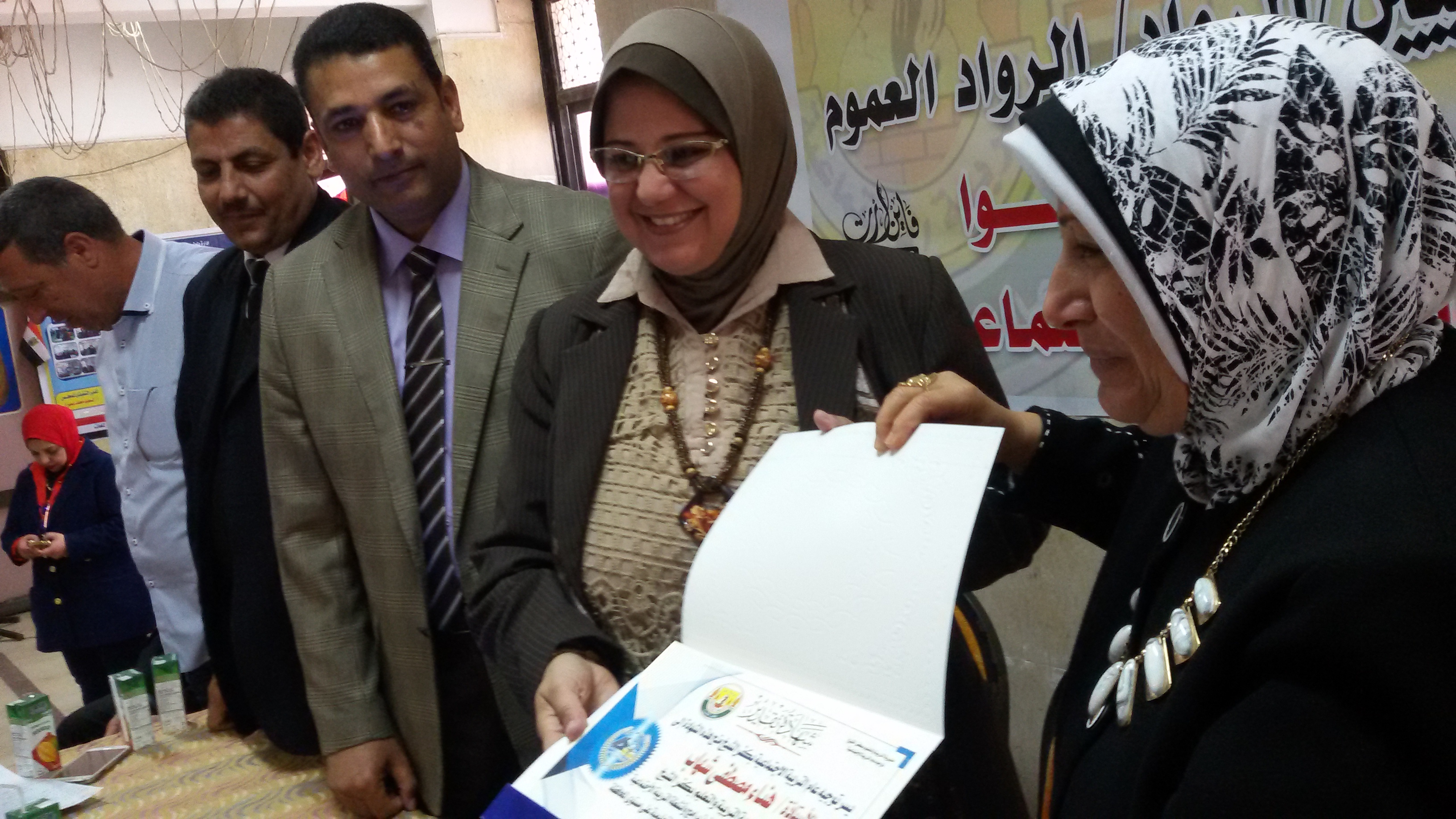 2- تكريم وكيلة المديرية 2- تكريم وكيلة المديرية