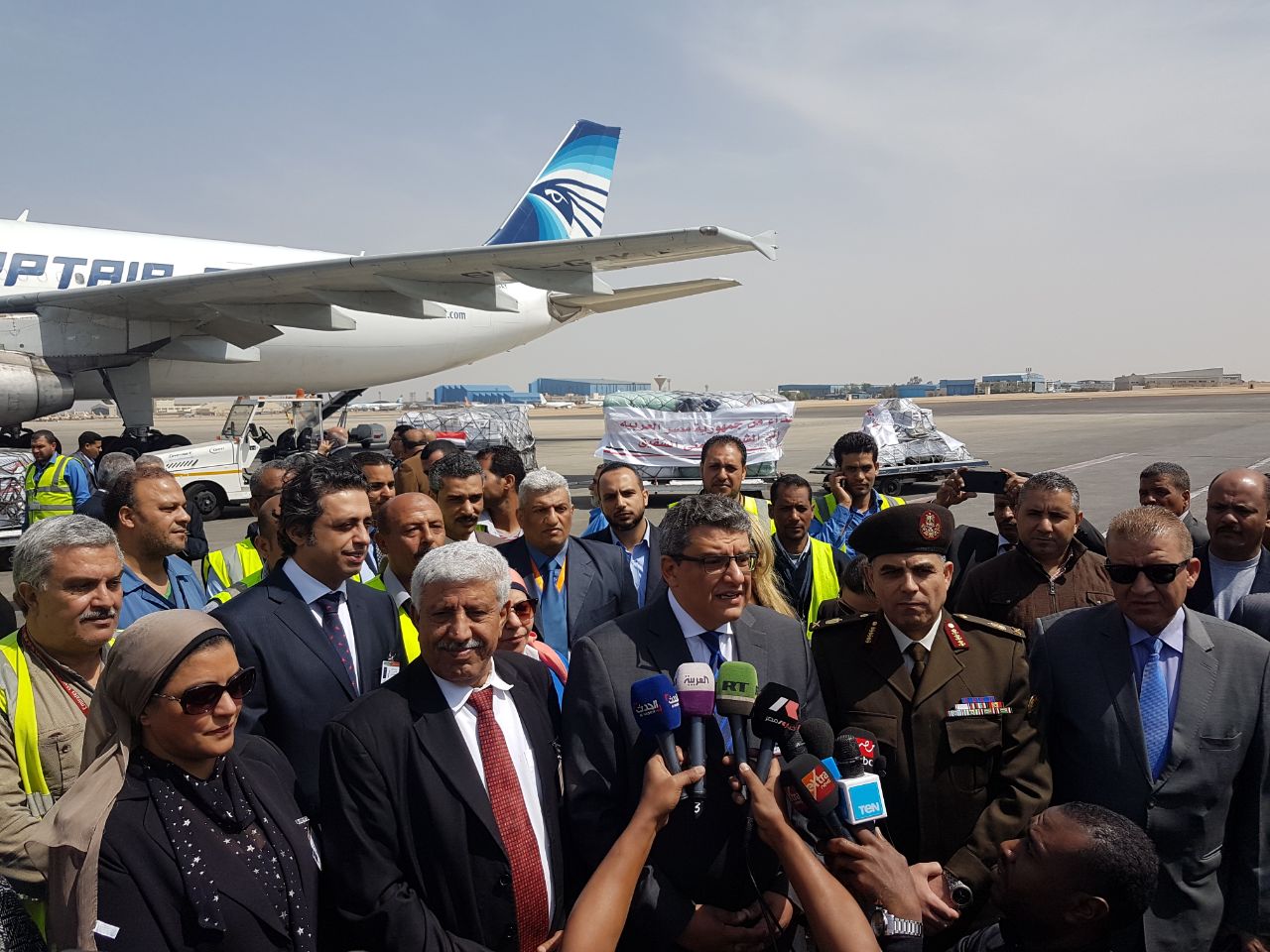 السفير محمد البدرى خلال الاستعداد لسفر أول شحنة من المساعدات
