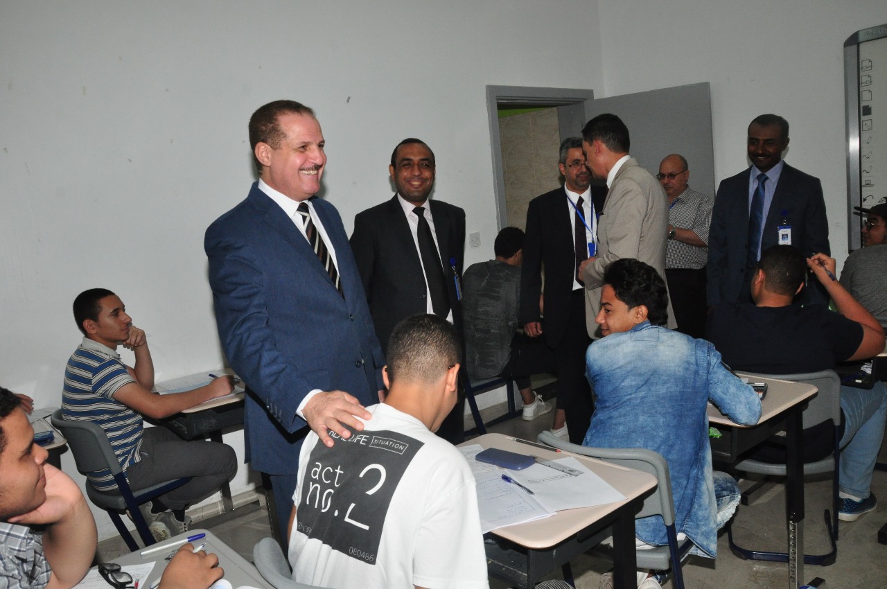 المستشار الثقافى بالسعودية يتفقد لجان  اختبارات الطلاب المصريين (1)