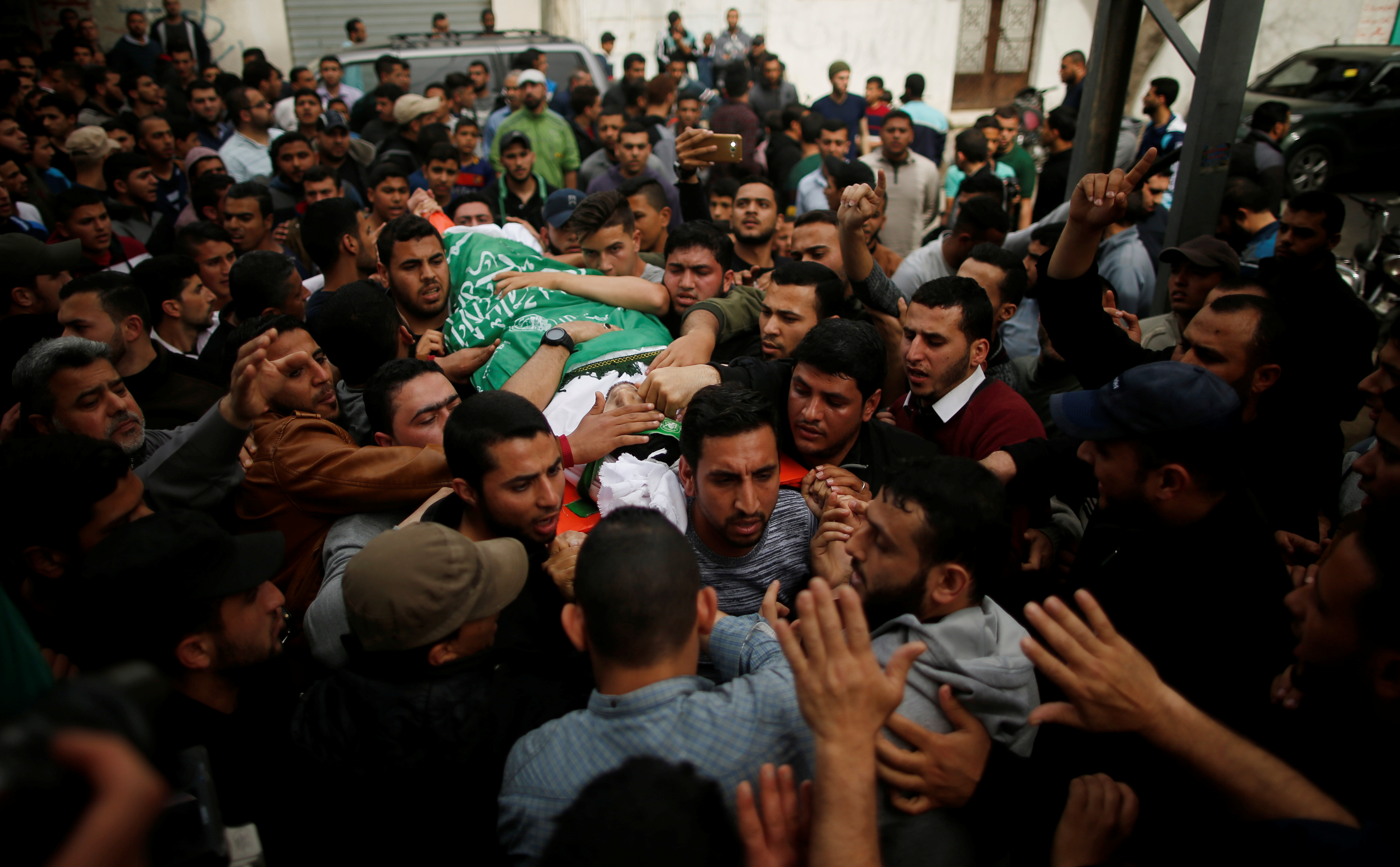 حمل جثمان الشاب الفلسطينى