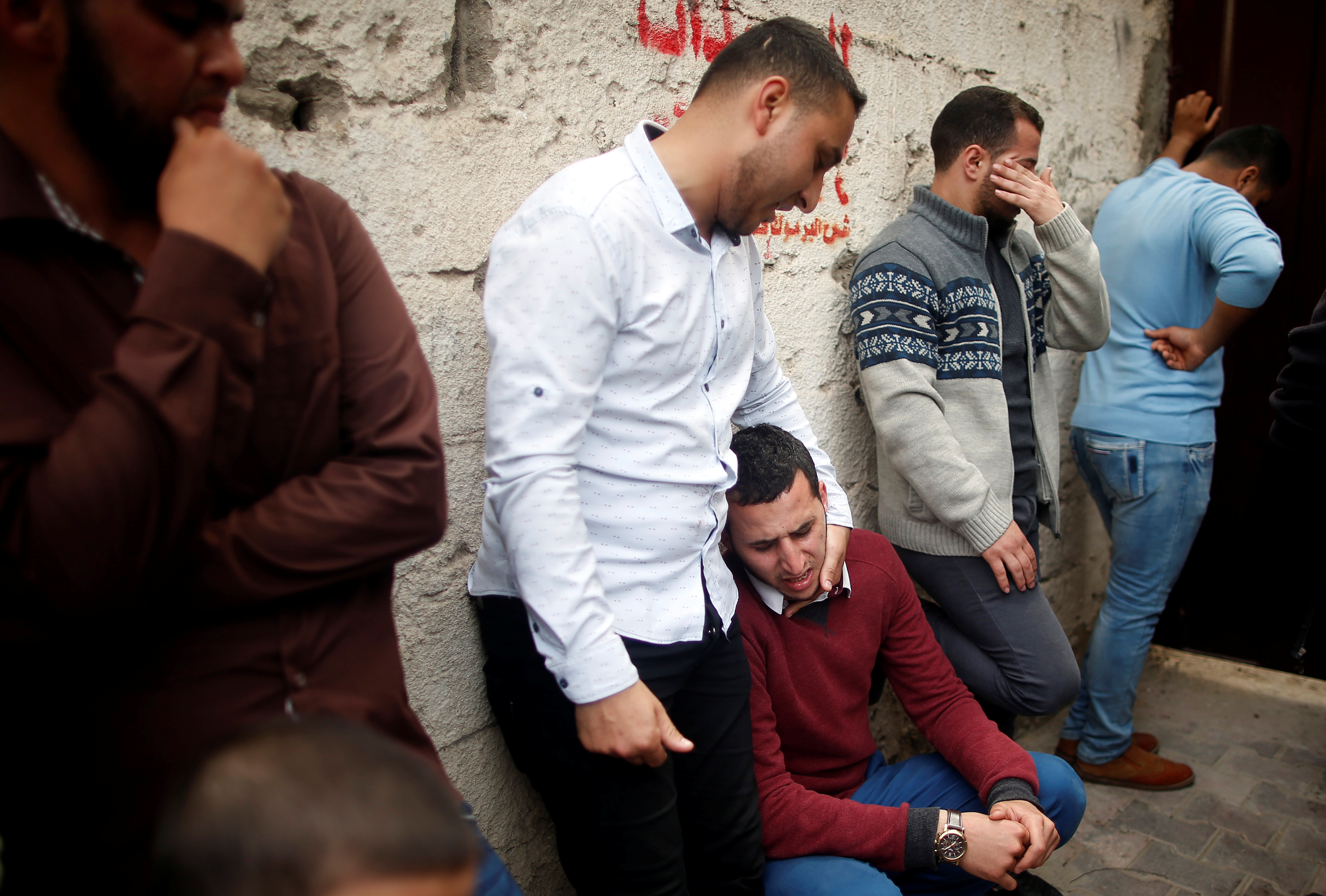 بكاء أصدقاء الفلسطينى الذى استهدفته قوات الاحتلال