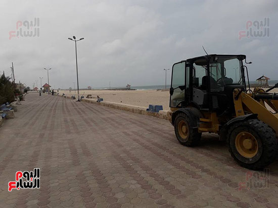 صور مجلس مدينة العريش يواصل استعدادته لتجهيز الشاطئ لشم النسيم (1)
