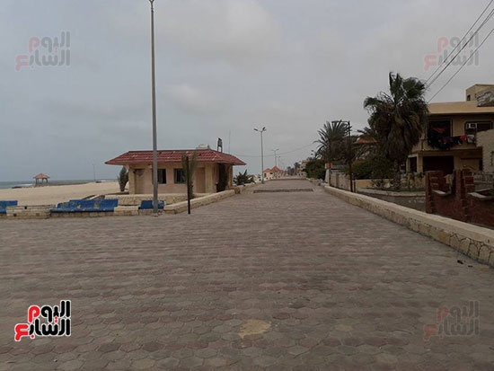 صور مجلس مدينة العريش يواصل استعدادته لتجهيز الشاطئ لشم النسيم (2)