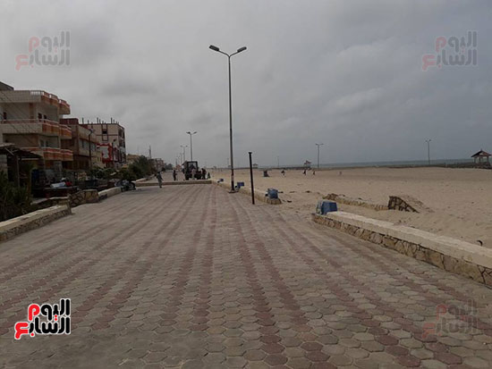 صور مجلس مدينة العريش يواصل استعدادته لتجهيز الشاطئ لشم النسيم (5)