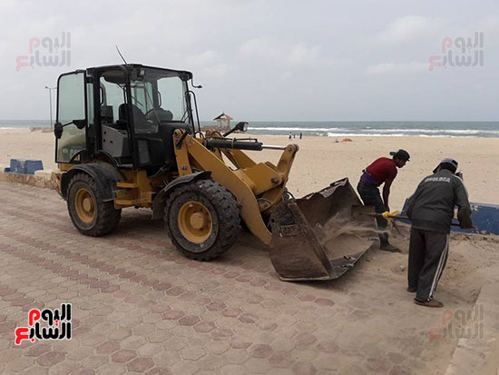 صور مجلس مدينة العريش يواصل استعدادته لتجهيز الشاطئ لشم النسيم (4)