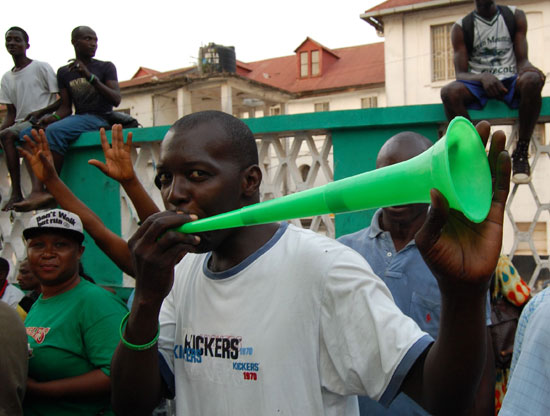 جانب-من-احتفالات-انصار-رئيس-سيراليون-الجديد