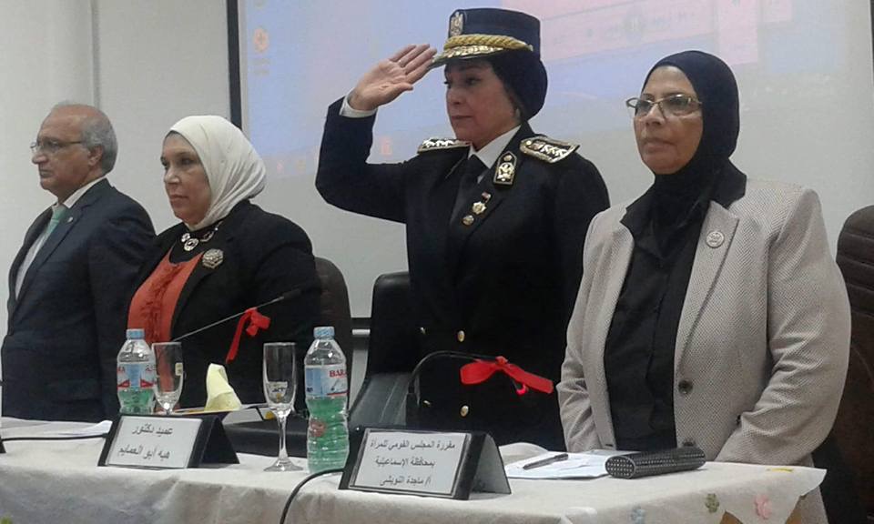 الشرطة النسائية تشرح كيفية حماية المرأة واليات التمكين بجامعة قناة السويس (3)