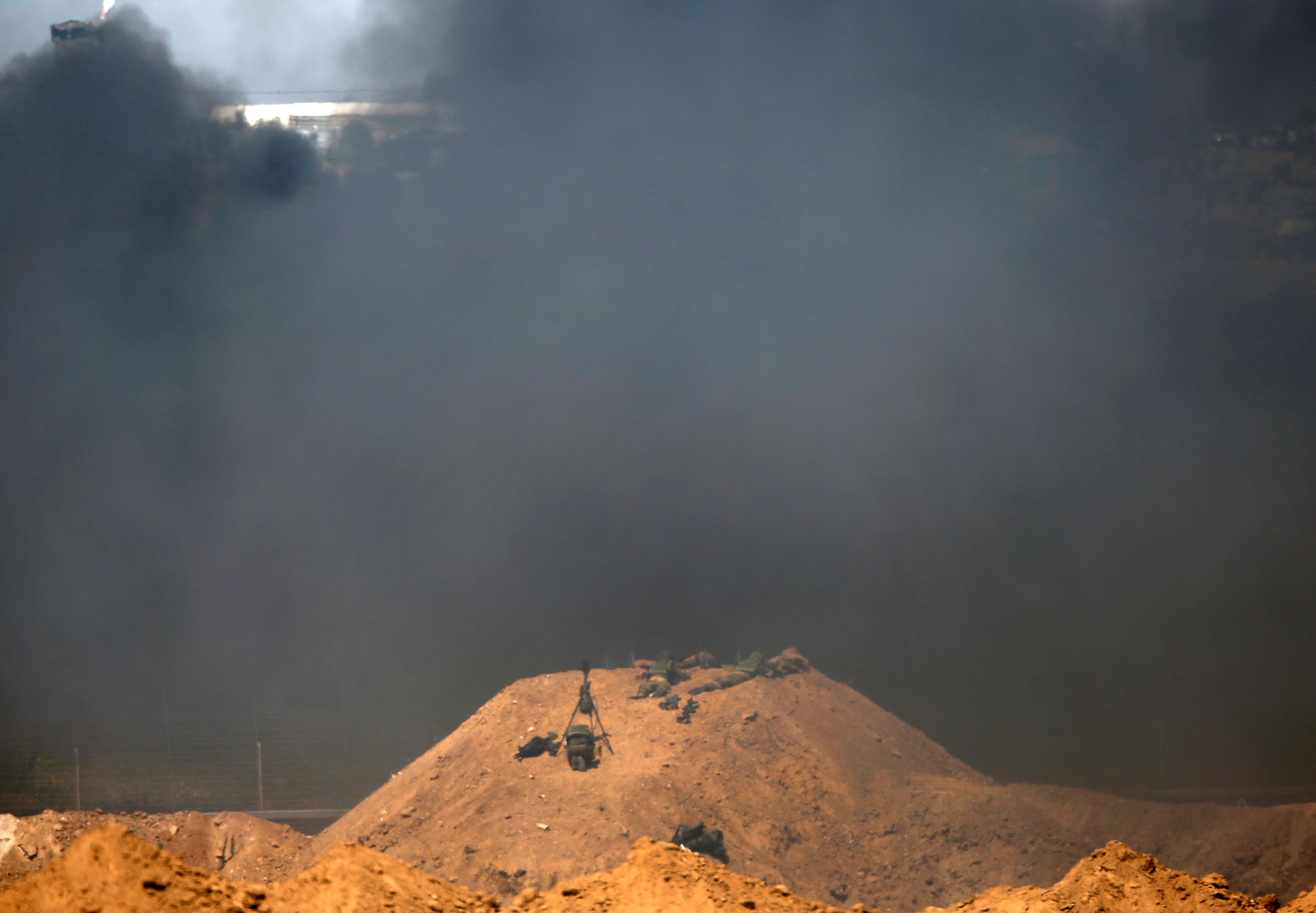 الدخان يغطى الحدود بين قطاع غزة وقوات الاحتلال
