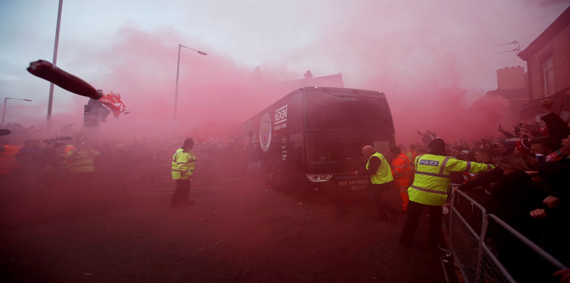 اعتداء جمهور ليفربول على حافلة مانشستر سيتى