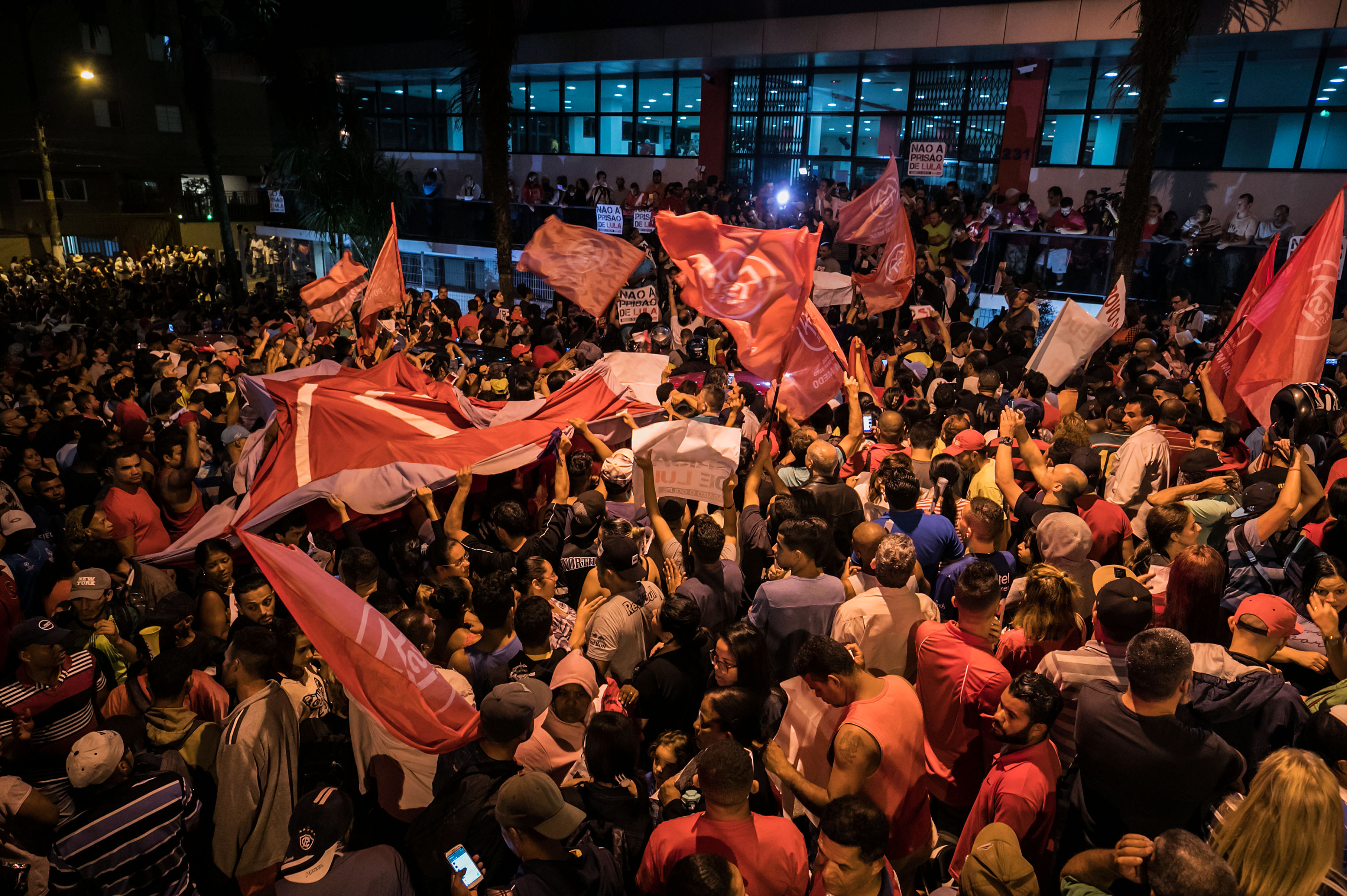 جانب من احتجاجات فى البرازيل بعد إصدار مذكرة اعتقال بحق الرئيس الأسبق دا سيلفا