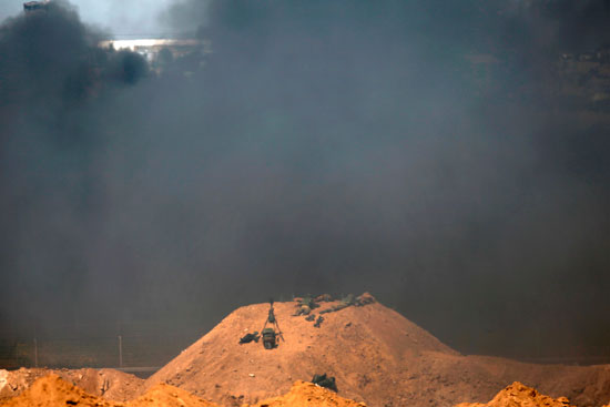الدخان يغطى الحدود بين قطاع غزة وقوات الاحتلال