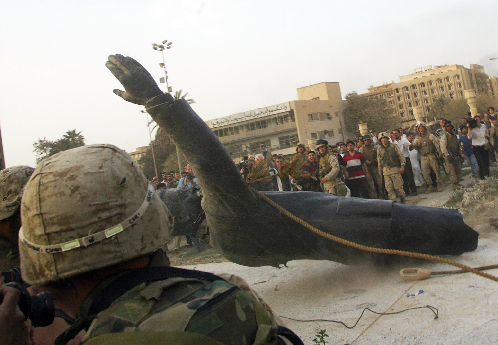 قوات المارينز تحطم تمثال صدام حسين فى 2003