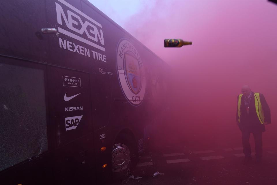 اعتداء جماهير ليفربول على حافلة مانشستر سيتي