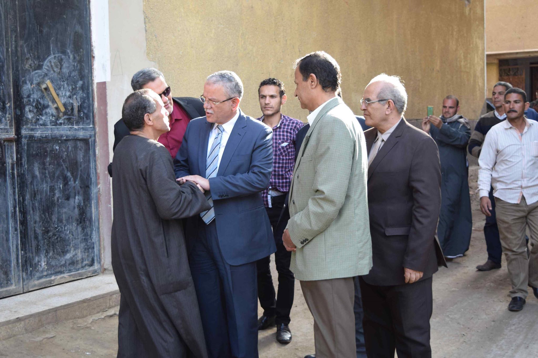 محافظ المنيا يقدم واجب العزاء لأسرة شهيد سيناء (1)