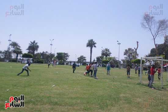 الاطفال يلعبون كرة القدم