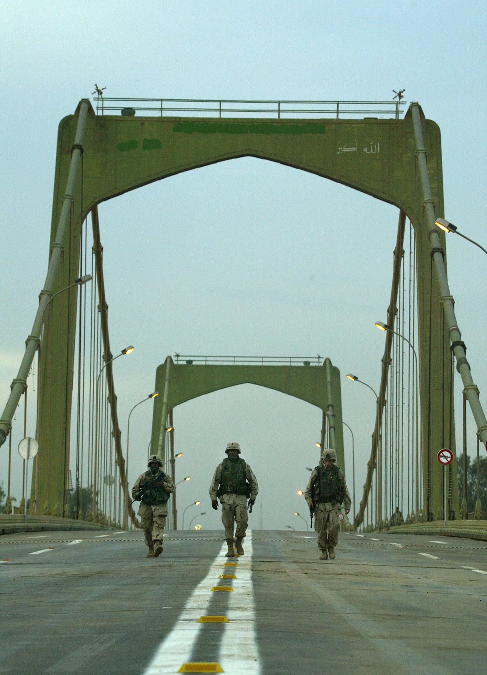 القوات الأمريكية على جسر بالعراق