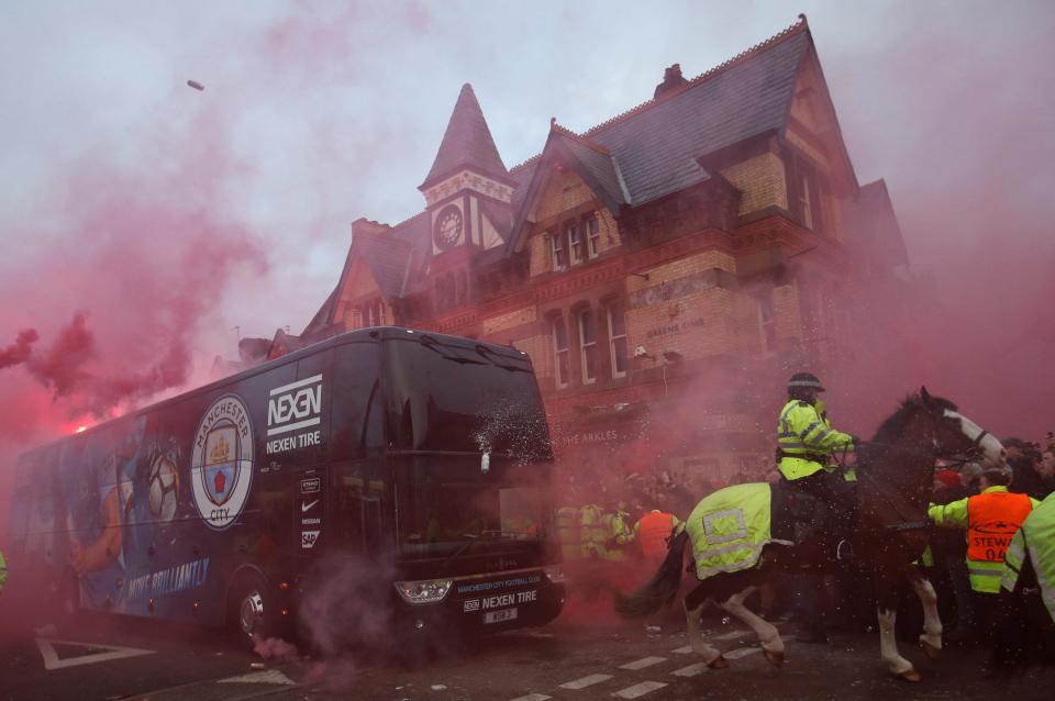 حافلة مانشستر سيتي تتعرض لهجوم من قبل جماهير ليفربول