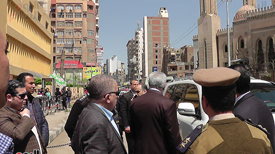 صور مدير أمن الدقهلية يتفقد خدمات تأمين الكنائس بمدينة المنصورة (5)