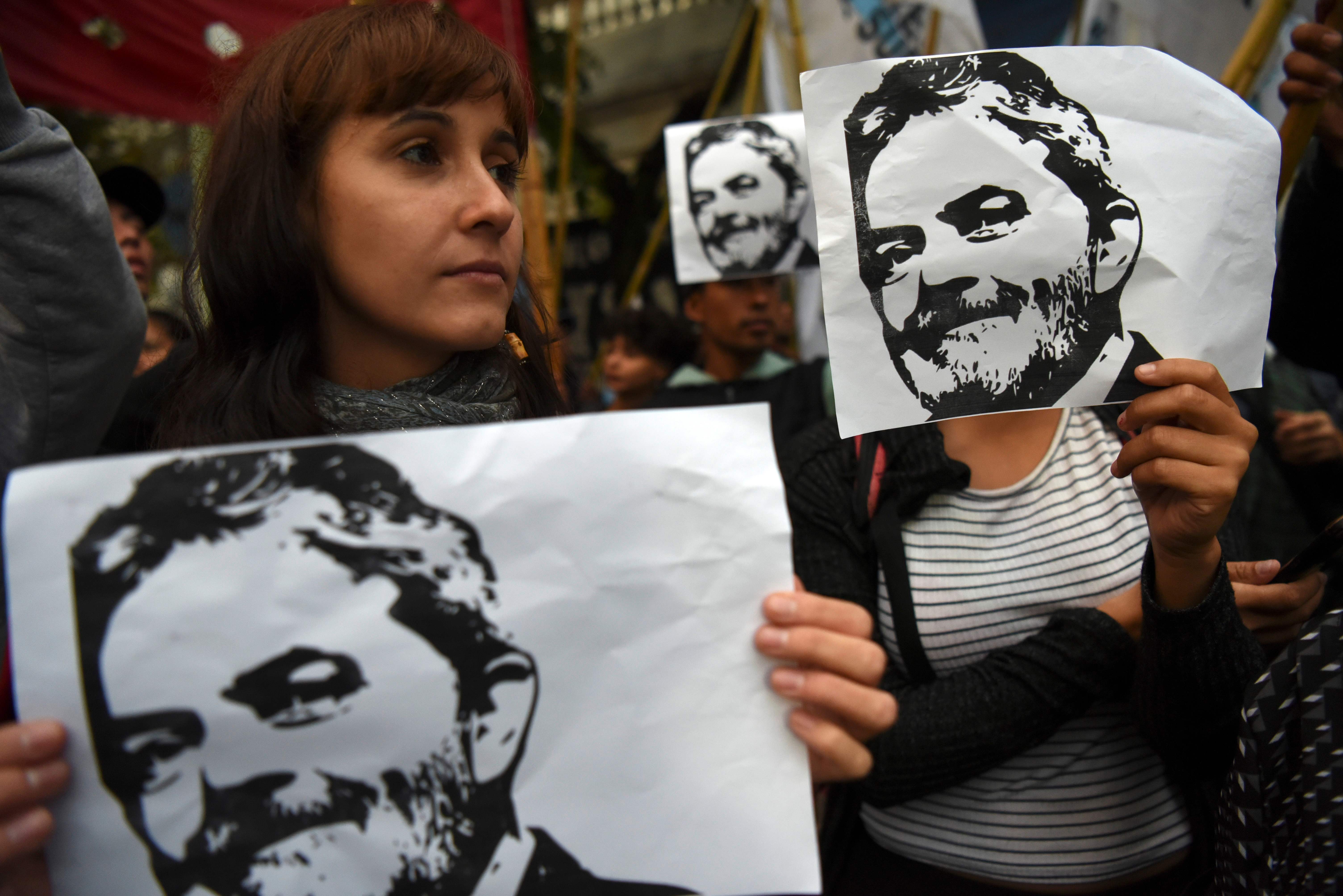 متظاهرات يرفعن صور الرئيس البرازيلى الأسبق