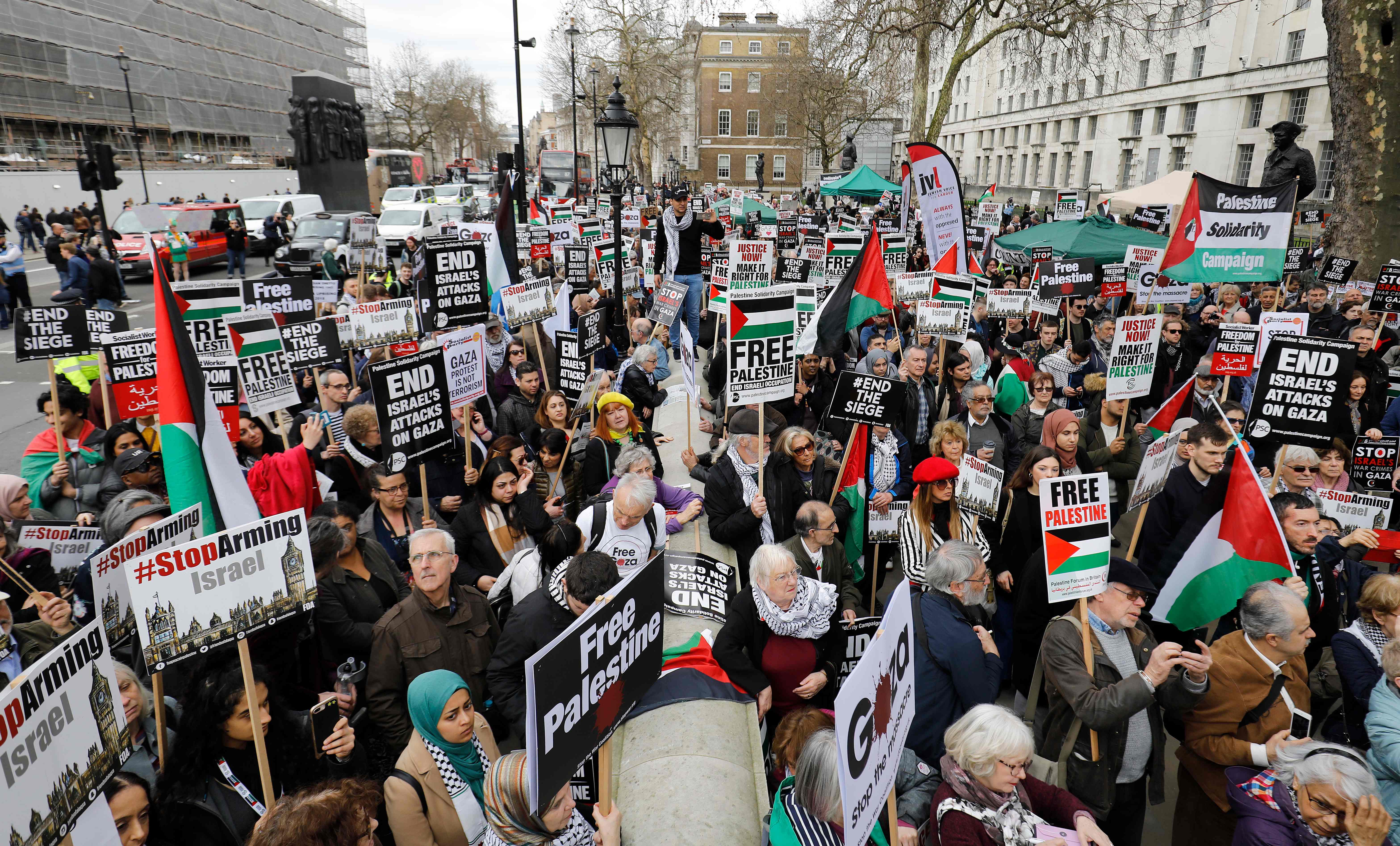 رفع الاعلام الفلسطينية فى لندن