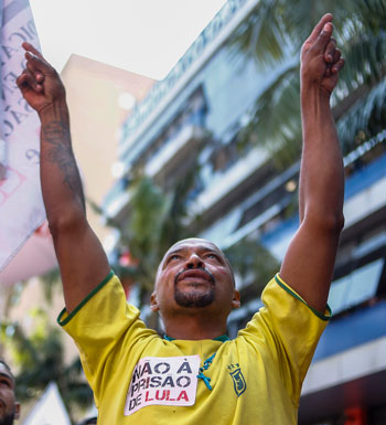 أحد المحتجين فى البرازيل