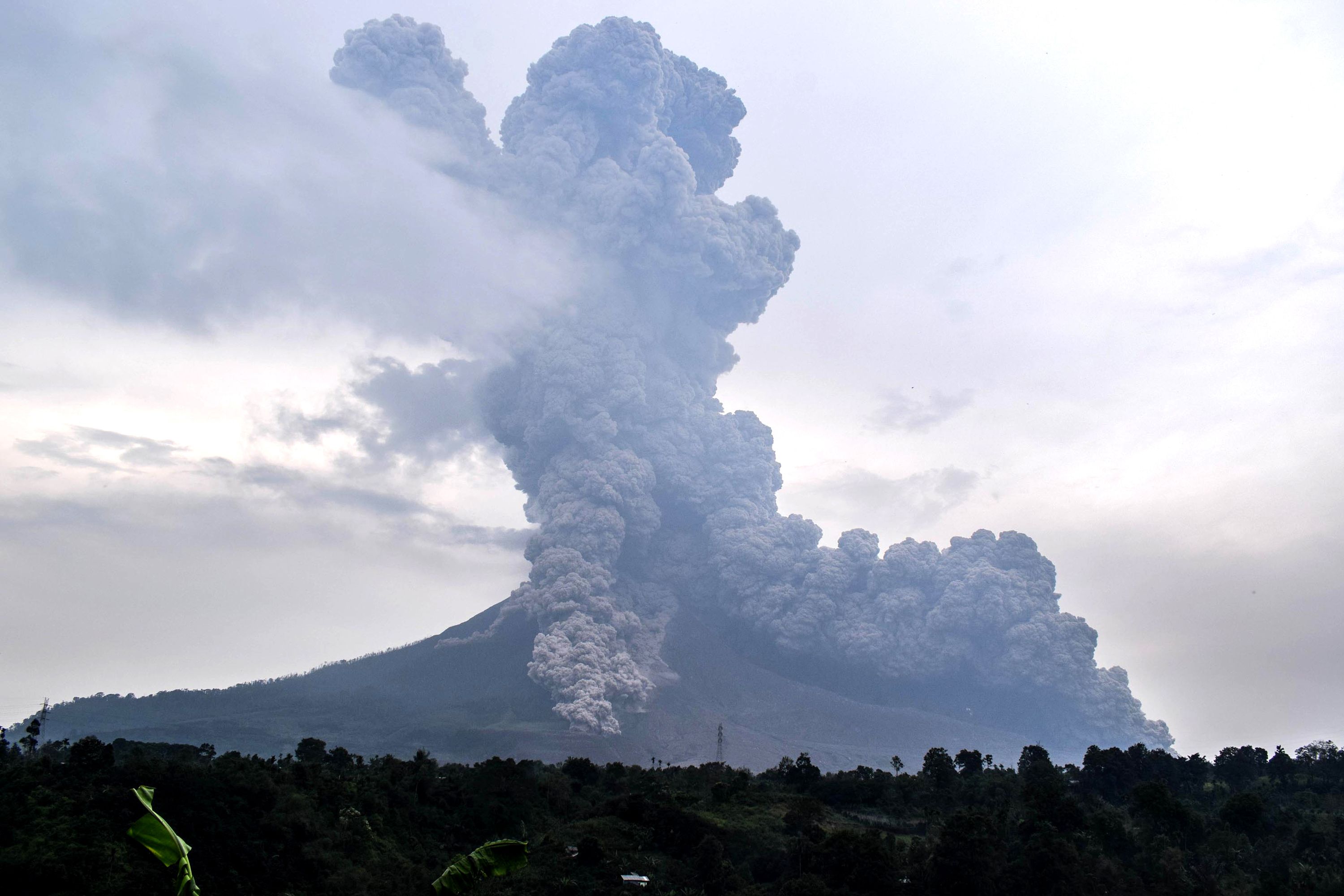 تصاعد الأدخنة من بركان اندونيسيا
