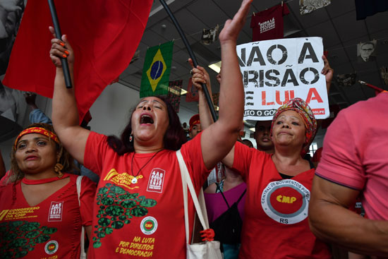 سيدات فى البرازيل يتظاهرن ضد حبس الرئيس الأسبق