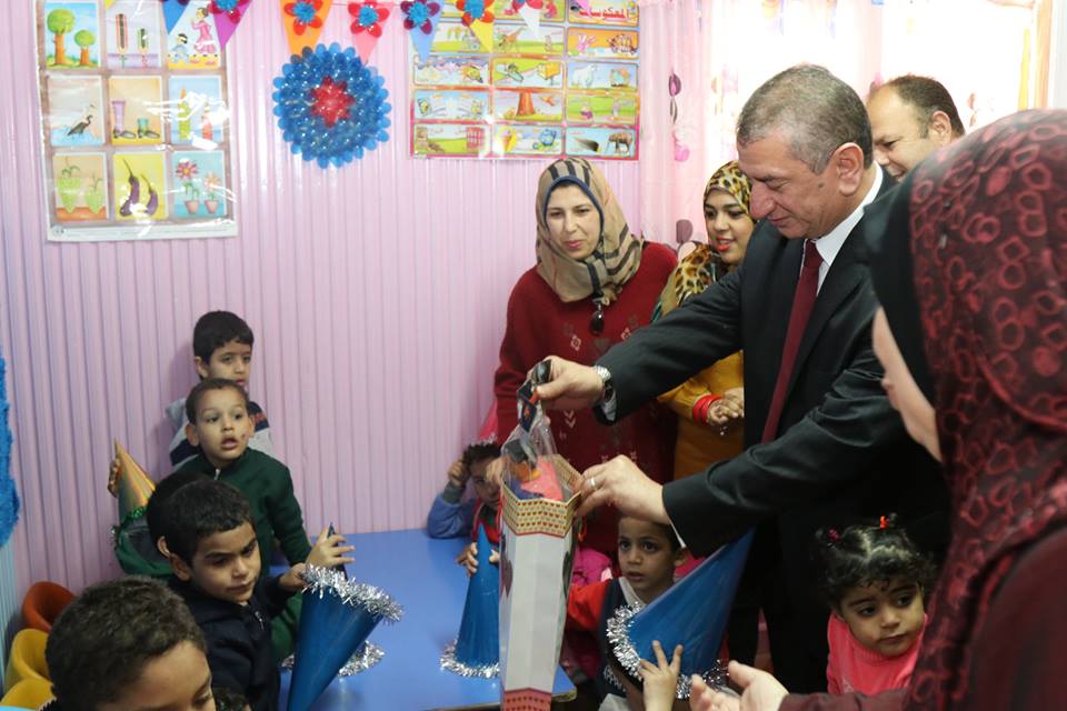 محافظ كفر الشيخ يقدم الهدايا للأطفال