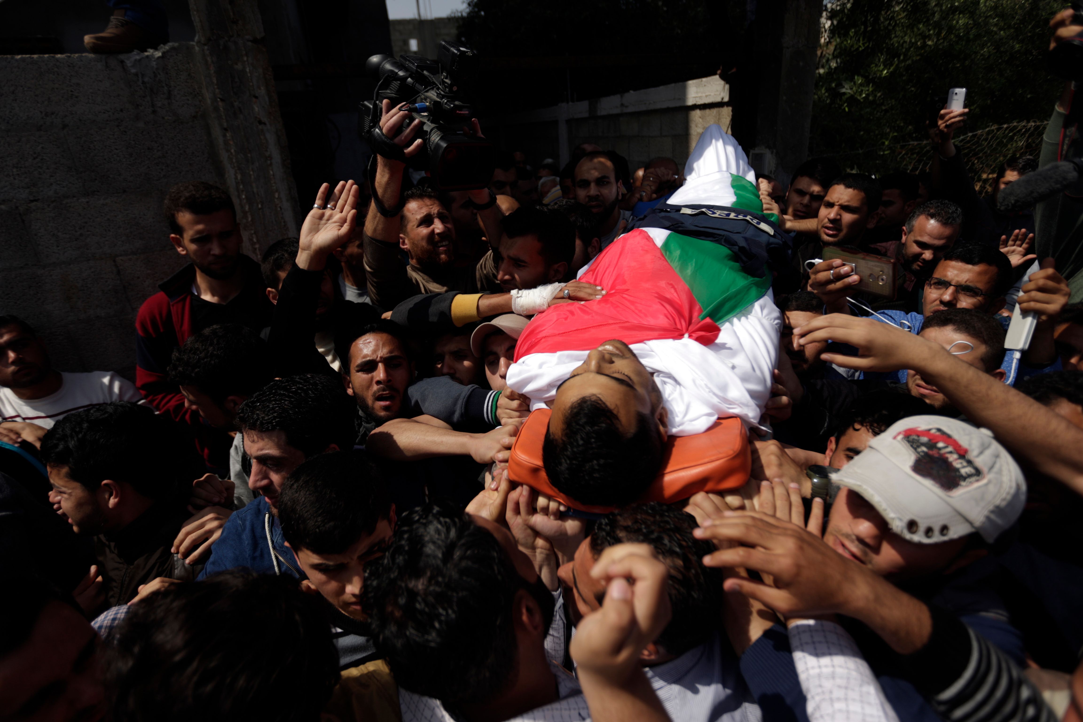 جانب من تشييع الفلسطينيون الجثمان 