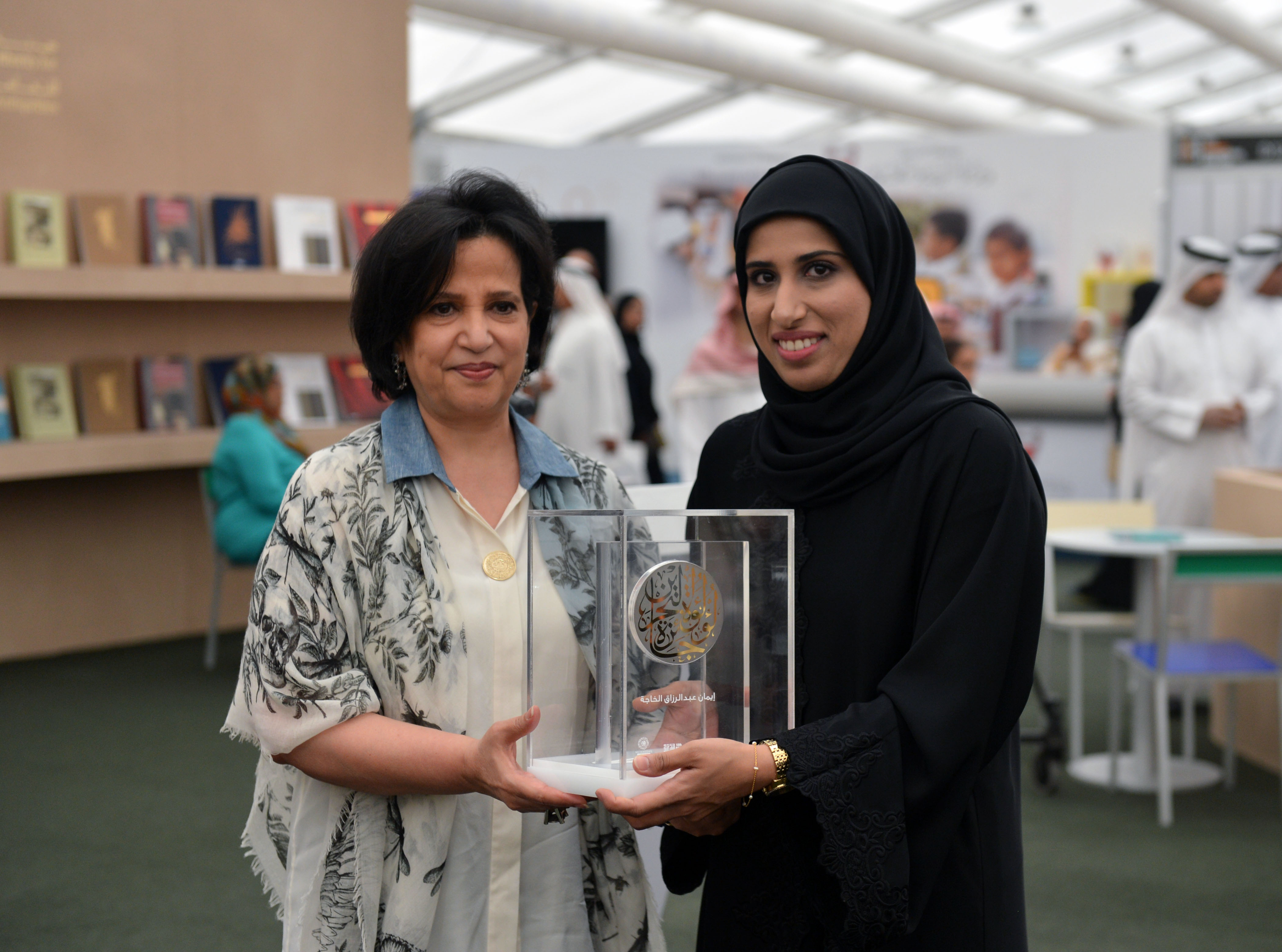 الكاتبة إيمان الخاجة جائزة لؤلؤة البحرين
