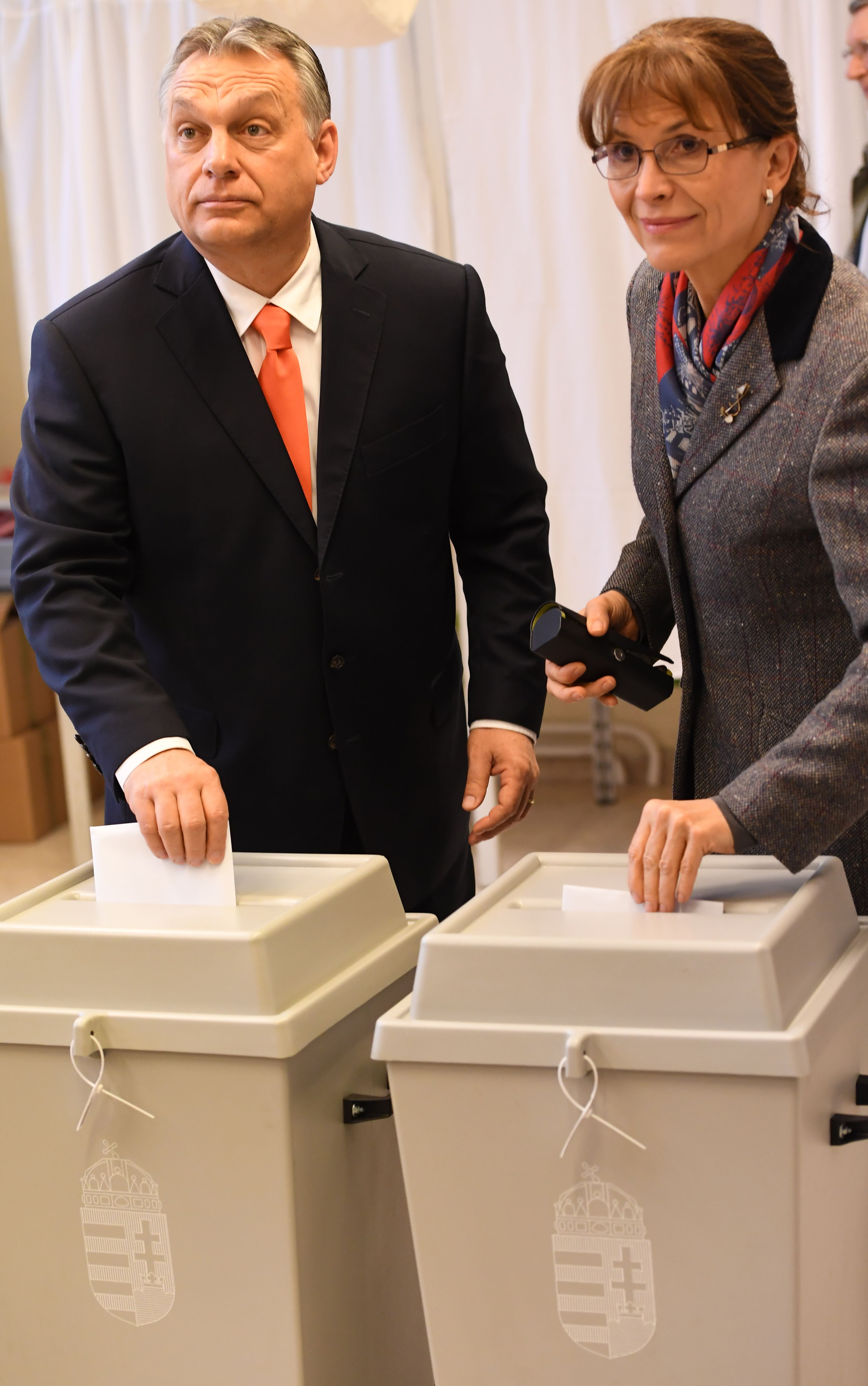 تصويت رئيس وزراء المجر وزوجته فى الانتخابات