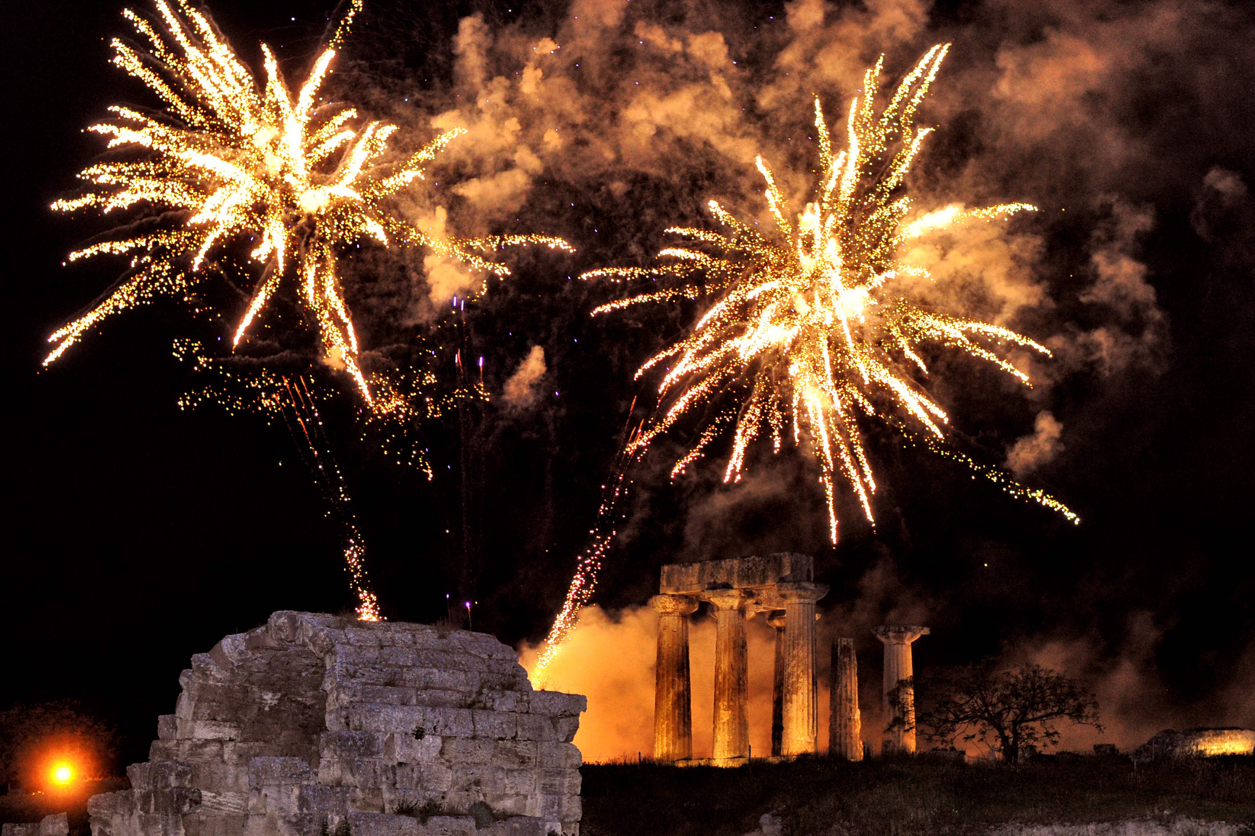 إطلاق الالعاب النارية خلال احتفالات عيد الفصح فى اليونان