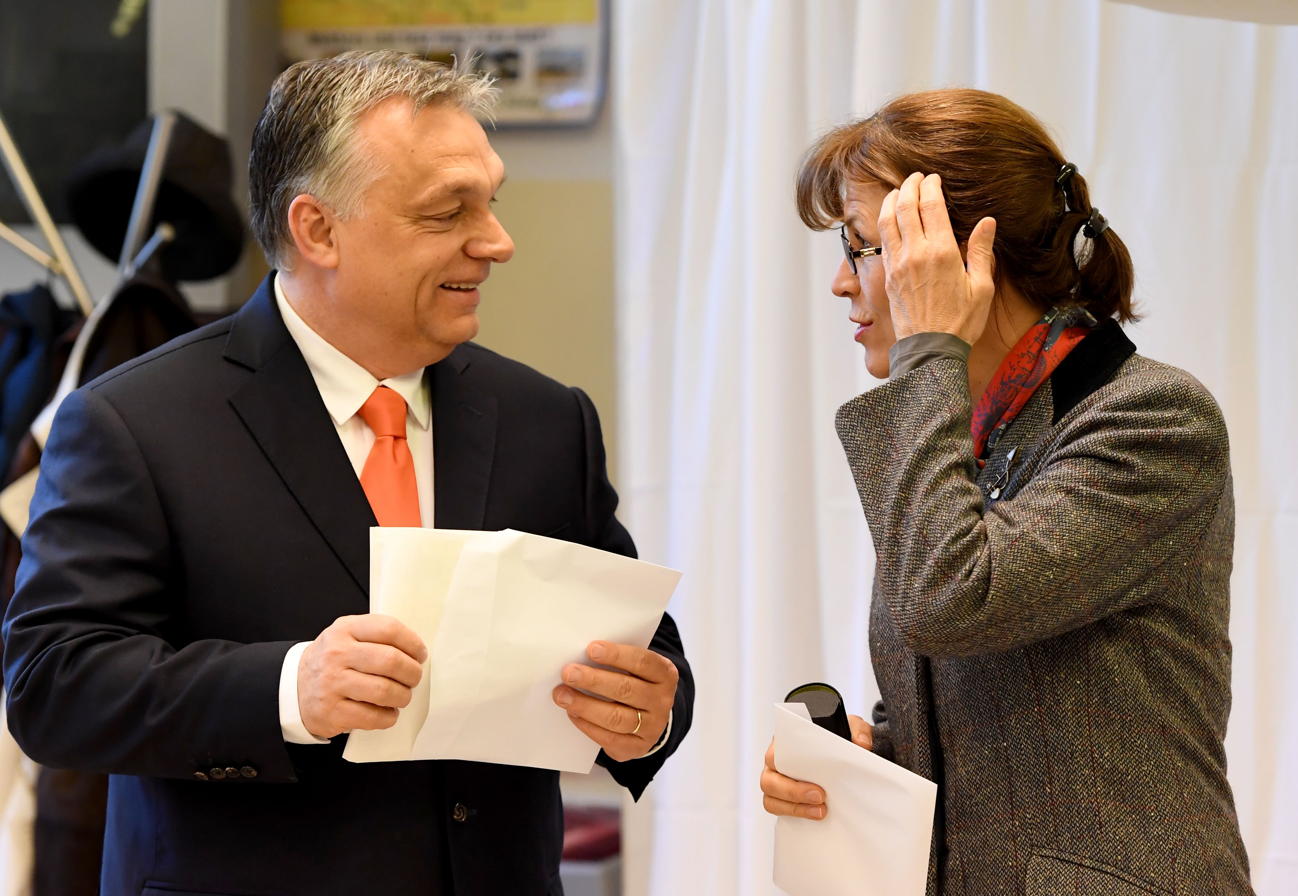 جانب من أدلاء رئيس وزراء المجر وزوجته فى الانتخابات التشريعية