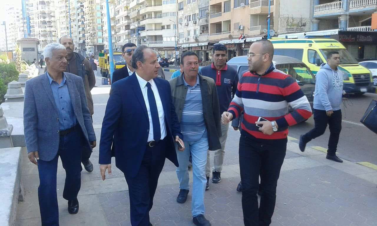 محافظ الإسكندرية يتفقد شواطئ الكورنيش  (11)
