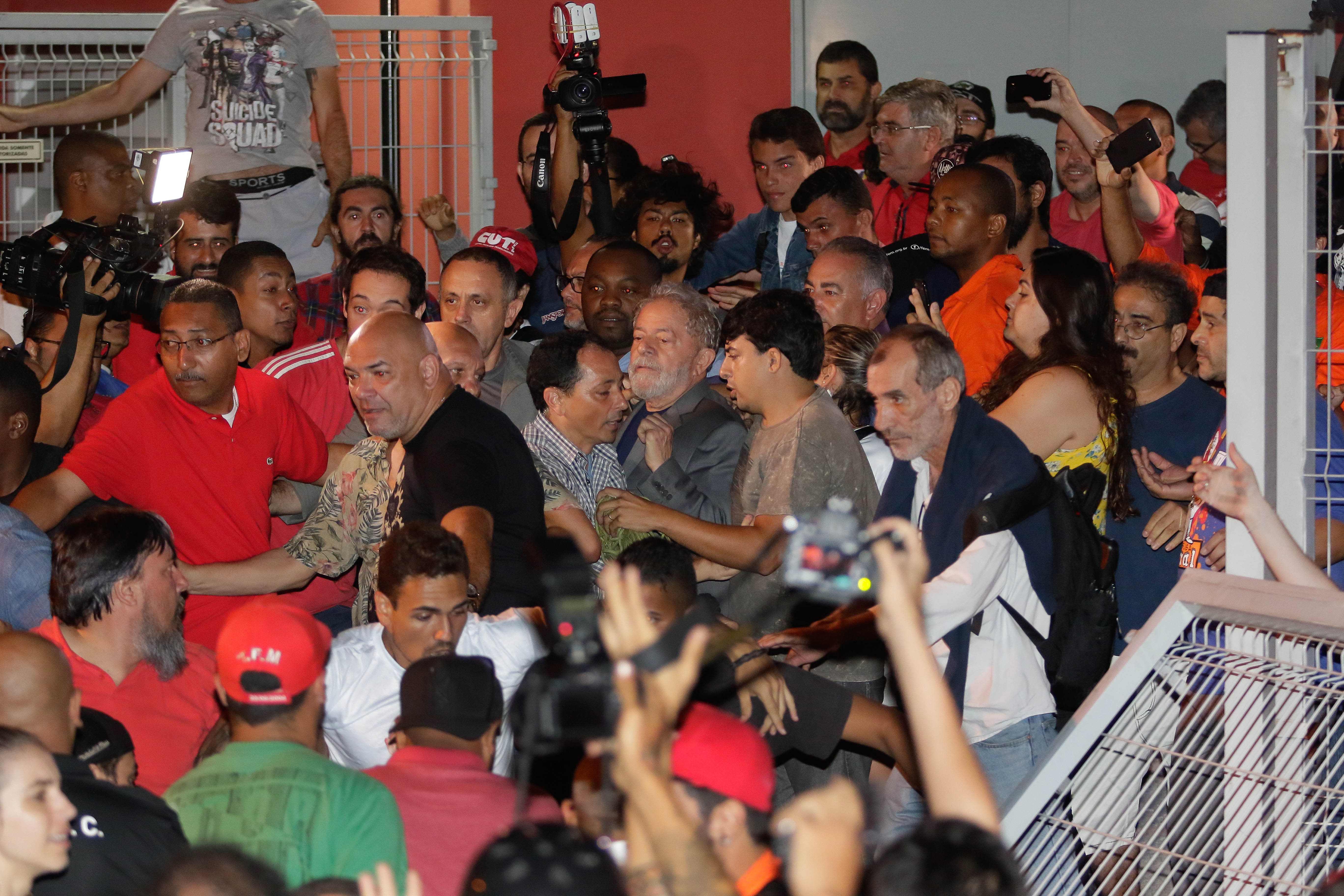 الرئيس البرازيلى الأسبق وسط أنصاره قبل تسليم نفسه للشرطة