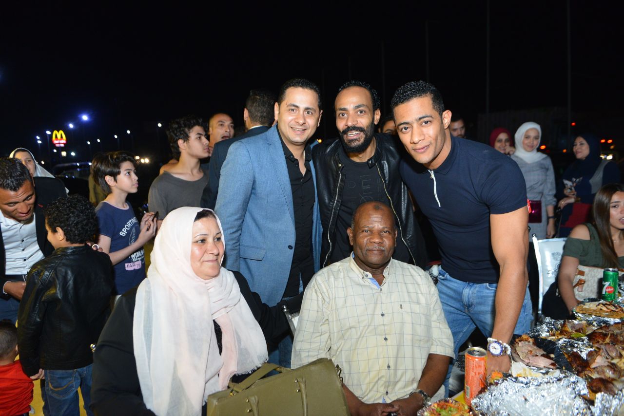 محمود رمضان مع عائلته 