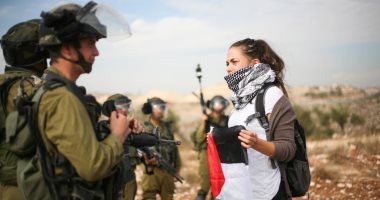 7. فيديو.. قناص إسرائيلى يطلق النار على فلسطينية بعد تلويحها بعلم فلسطين