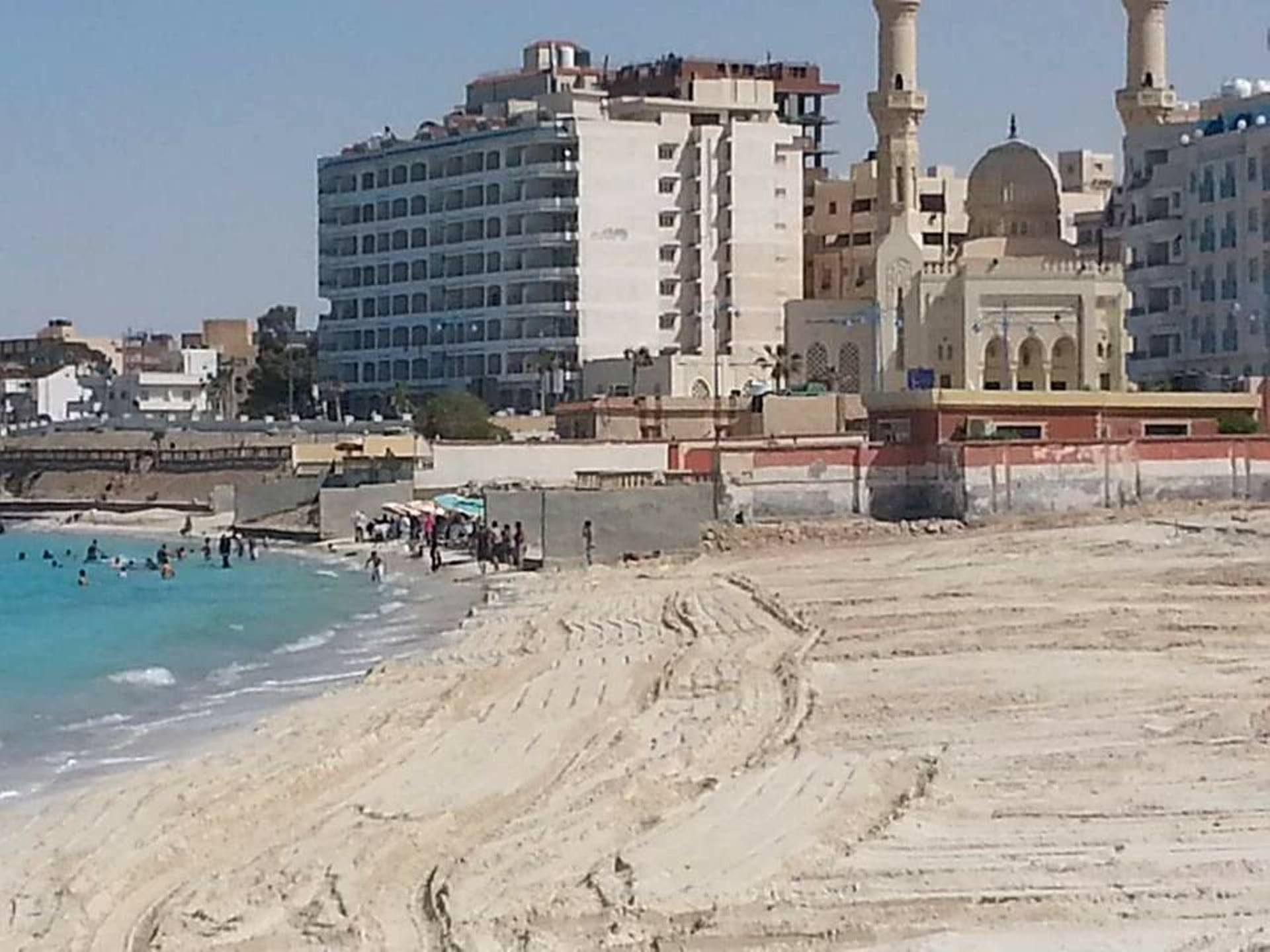 شاطئ الليديو بمدينة مرسى مطروح فى انتظار الزائرين
