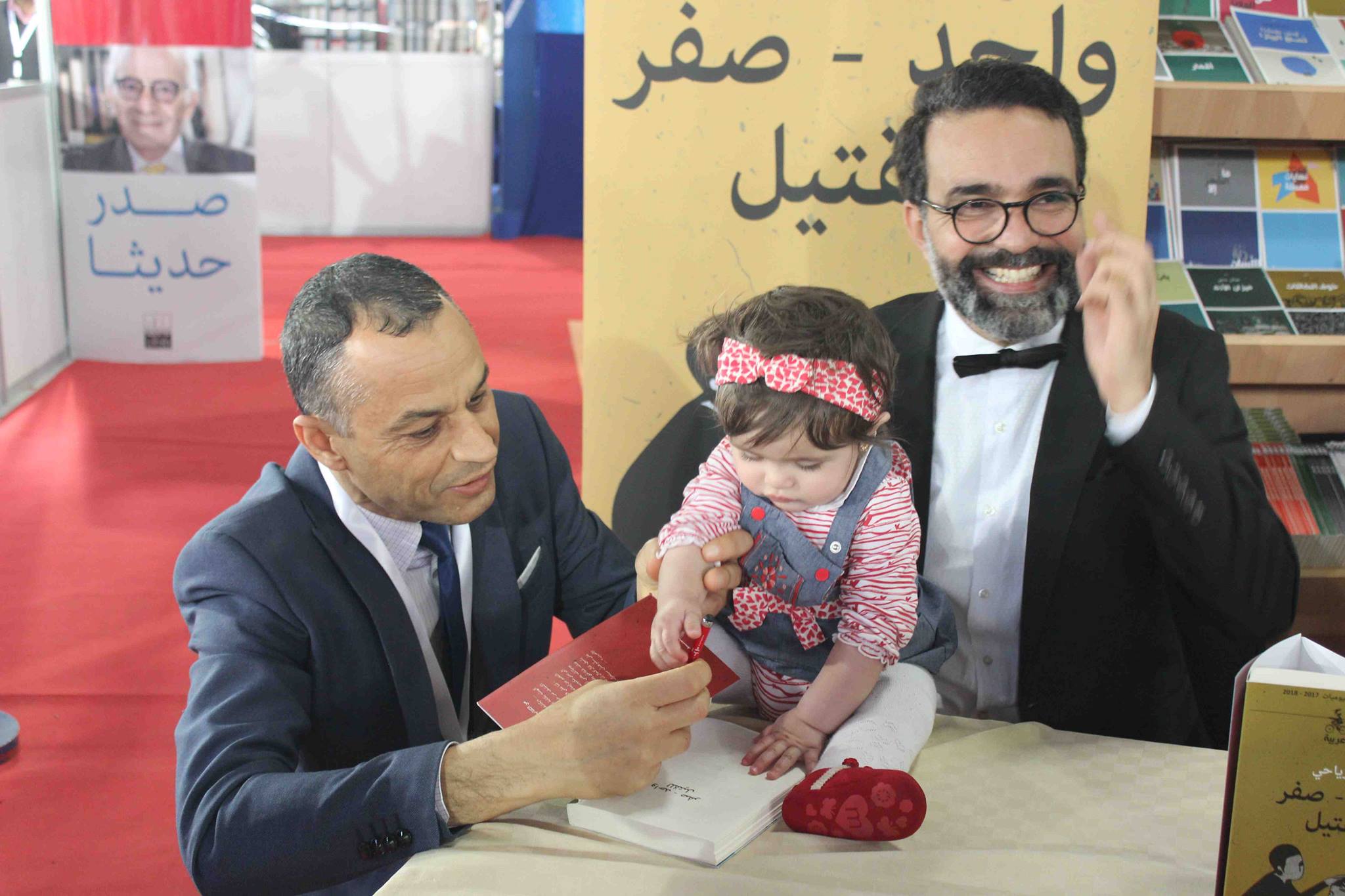 كمال الرياحى يوقع كتابه واحد صفر للقتيل الفائز بجائزة ابن بطوطة فى معرض تونس (32)