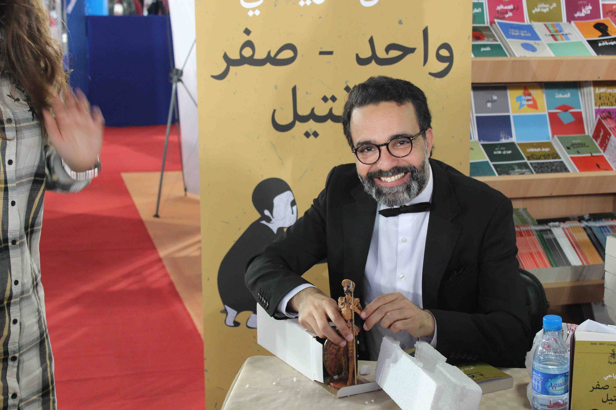 كمال الرياحى يوقع كتابه واحد صفر للقتيل الفائز بجائزة ابن بطوطة فى معرض تونس (14)