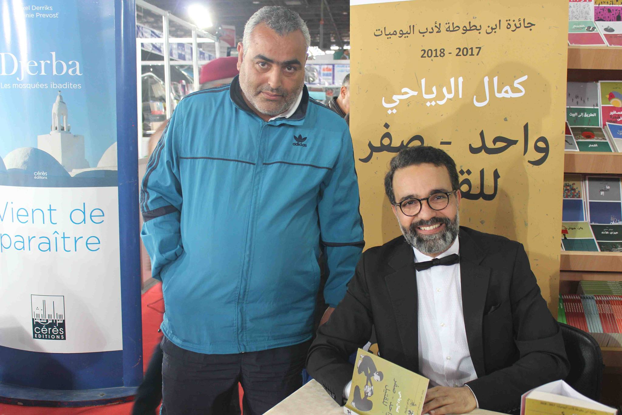 كمال الرياحى يوقع كتابه واحد صفر للقتيل الفائز بجائزة ابن بطوطة فى معرض تونس (11)