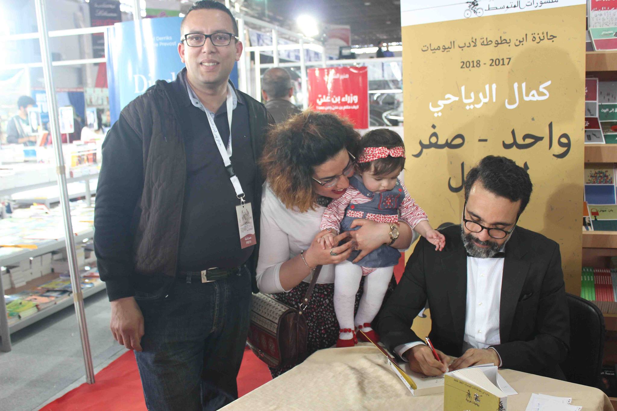 كمال الرياحى يوقع كتابه واحد صفر للقتيل الفائز بجائزة ابن بطوطة فى معرض تونس (10)