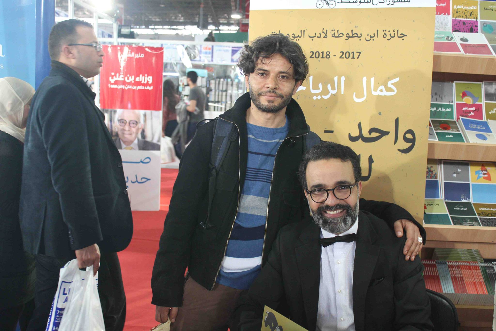كمال الرياحى يوقع كتابه واحد صفر للقتيل الفائز بجائزة ابن بطوطة فى معرض تونس (18)
