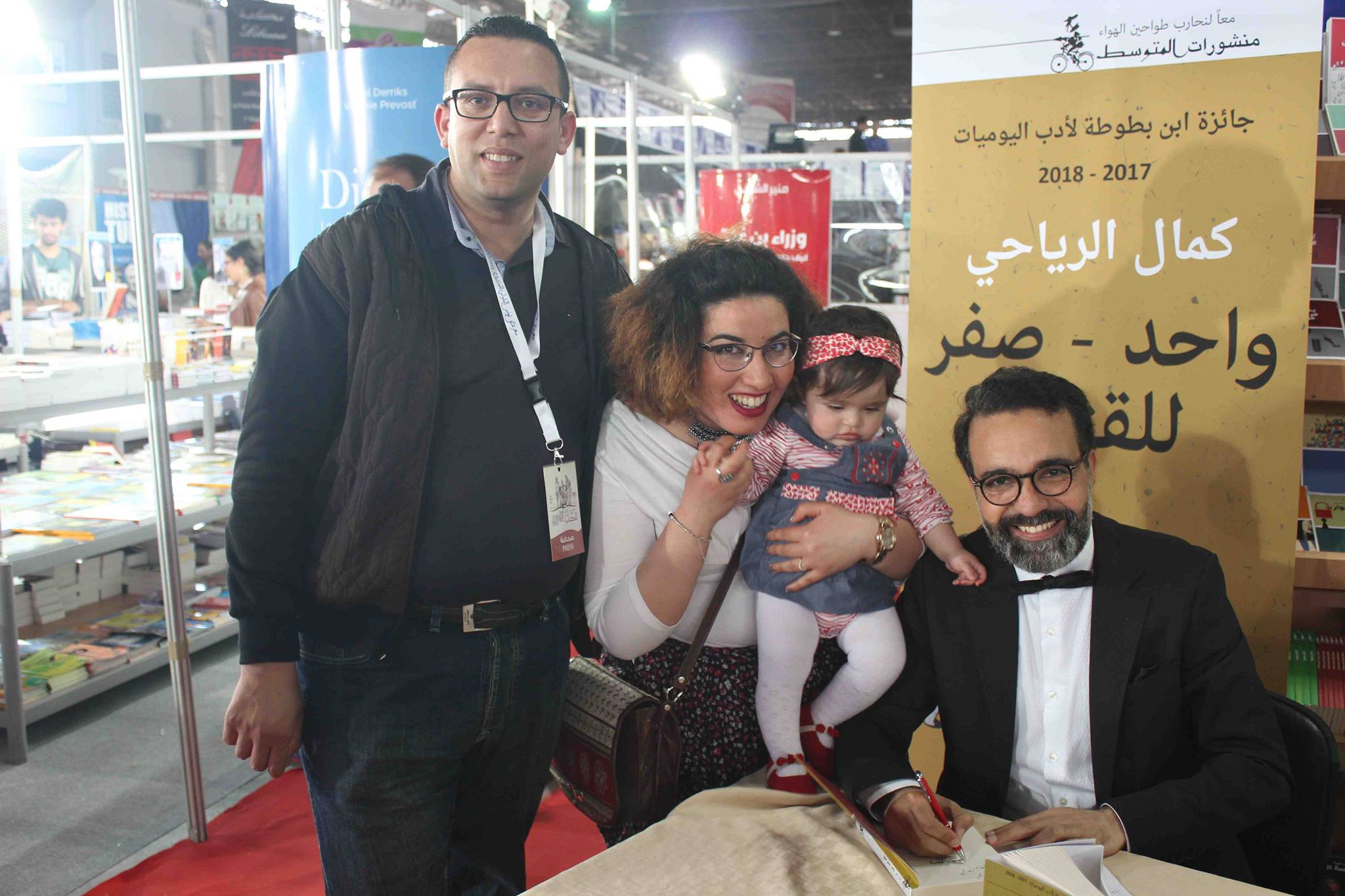 كمال الرياحى يوقع كتابه واحد صفر للقتيل الفائز بجائزة ابن بطوطة فى معرض تونس (19)