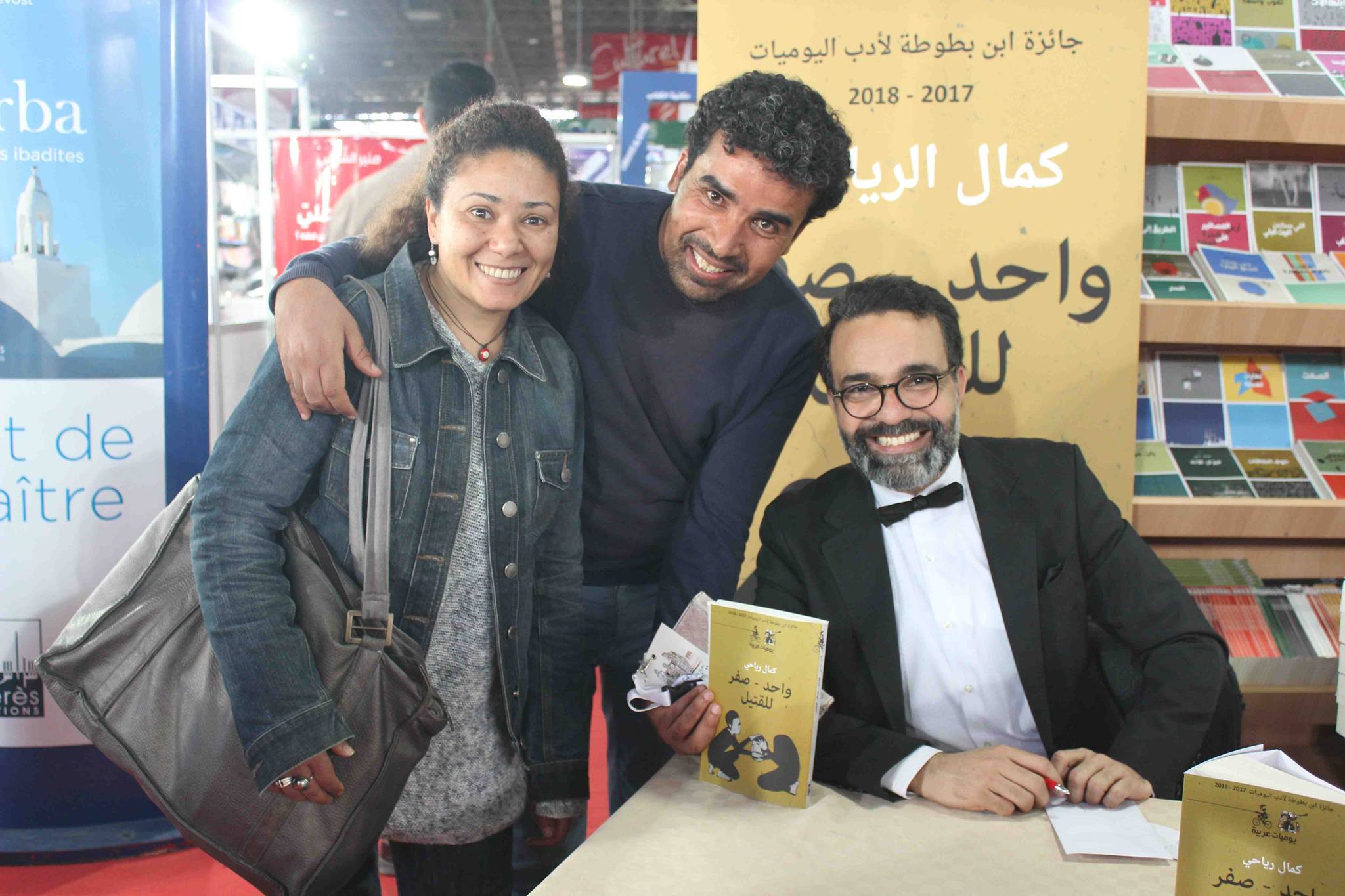كمال الرياحى يوقع كتابه واحد صفر للقتيل الفائز بجائزة ابن بطوطة فى معرض تونس (23)